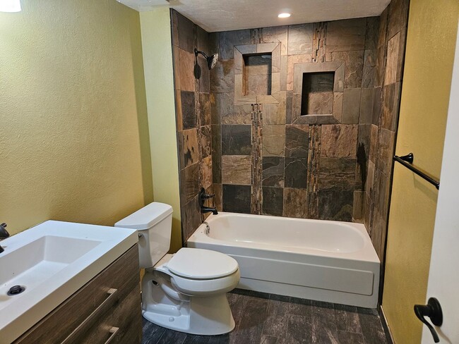 Building Photo - 3 BED 2 BATH IN AURORA