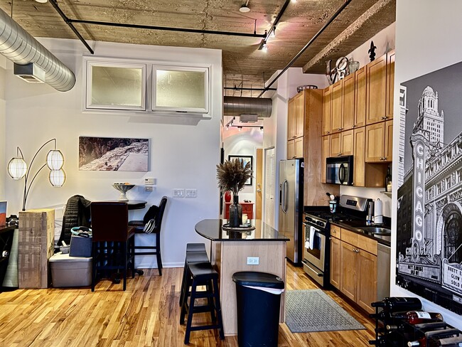 Kitchen/Dining Room - 758 N Larrabee St