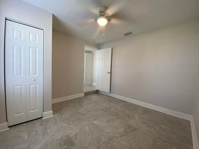 Building Photo - Two Bedroom Beachside Duplex with Garage!