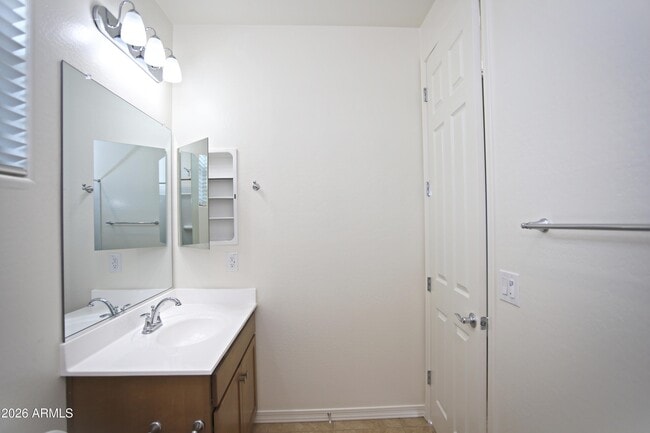 Building Photo - 815 W Finch Dr