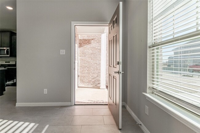 Building Photo - 2328 Greystone Dr