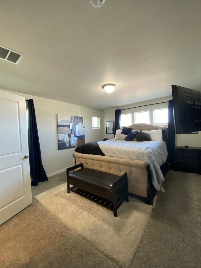 Building Photo - Stunning 3 Bedroom in NE Springs!