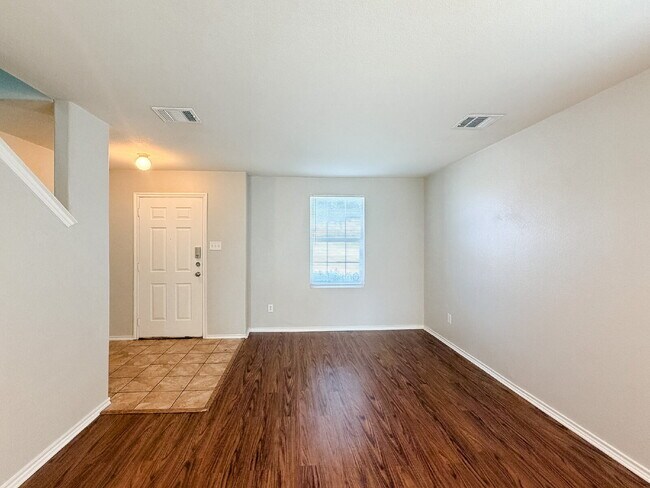 Building Photo - 2 Story - 4 Bed, 2.5 Bath Home in Crowley