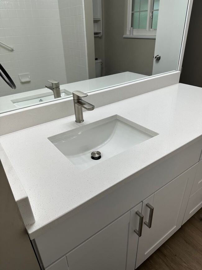 Building Photo - Single Family Residence 5 Bed | 2 Bath