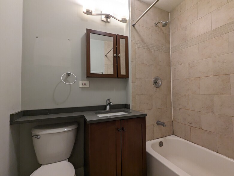 Building Photo - 833 W Wolfram St