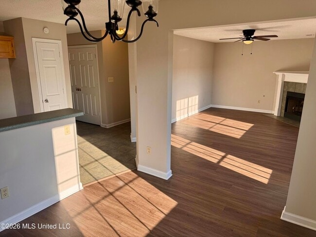 Building Photo - 8170 Clubview Dr