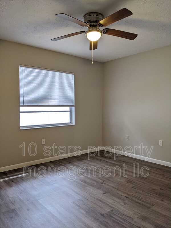 Building Photo - 11705 North Dr