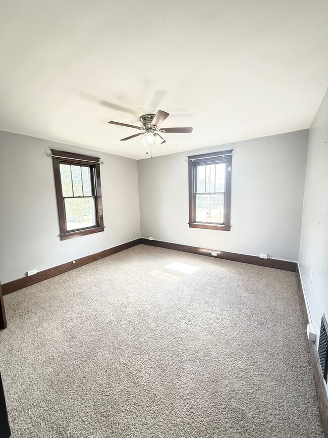 Building Photo - Updated 3 Bedroom 1 Bathroom in North Vers...