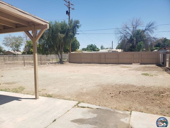 Building Photo - 658 S Cesar Chavez St