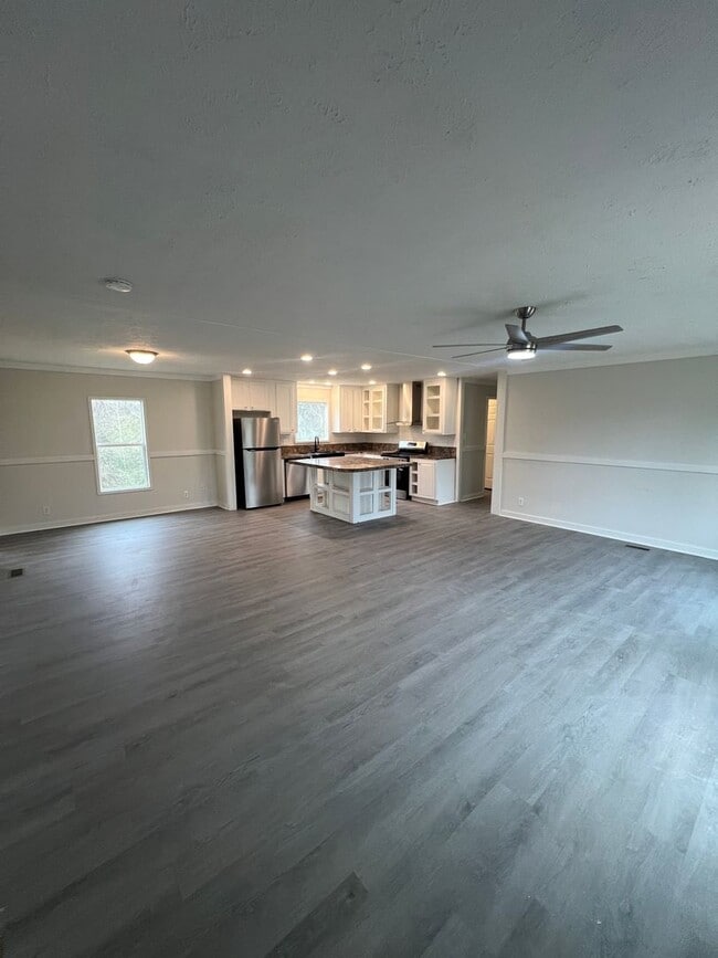 Building Photo - Large 3 bedroom / 2 bath home / 1 Acre FOR RENT