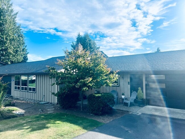 Building Photo - 2 bedroom, 2 bath short term 3-6 month ren...