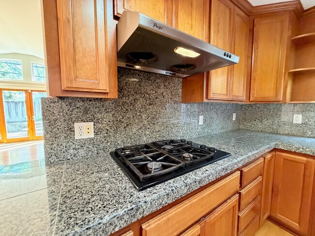 Building Photo - 4766 Elmhurst Dr