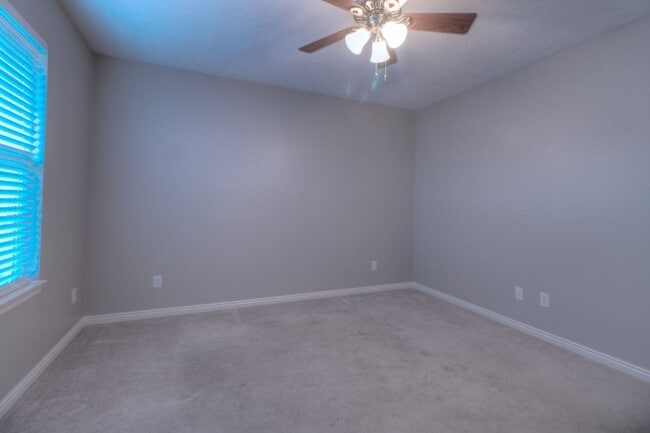 Building Photo - Pet Friendly! Cute 2 Bedroom 1.5 Bath in Midway!!