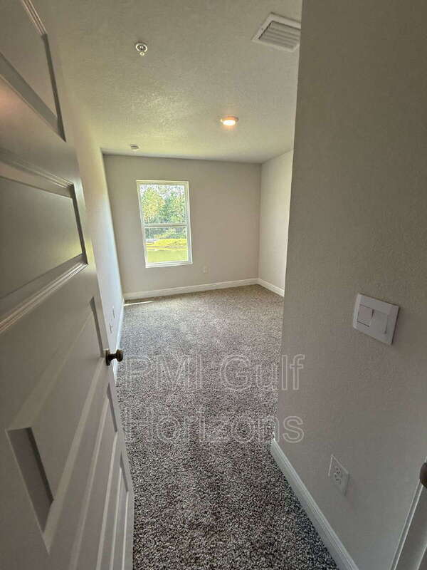 Building Photo - 710-E Giese Ln