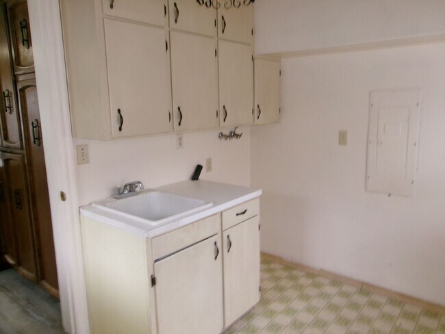 Building Photo - 36 N Peach St