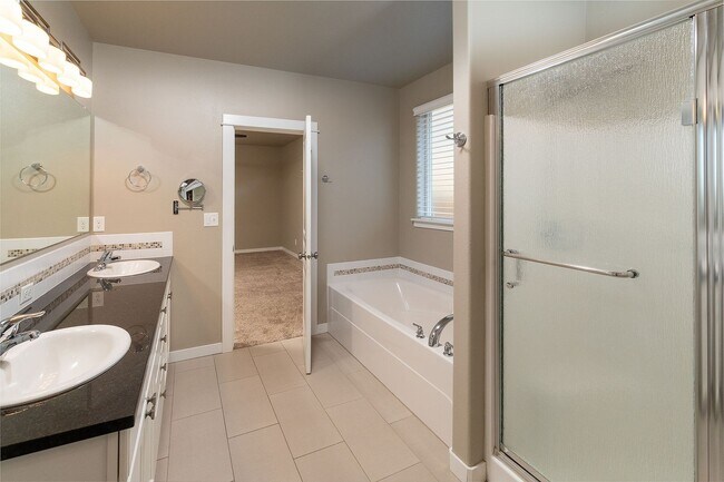 Building Photo - Spacious single level Orchard floorplan with 4th bedroom/den option home featuring SOLAR - Great ...