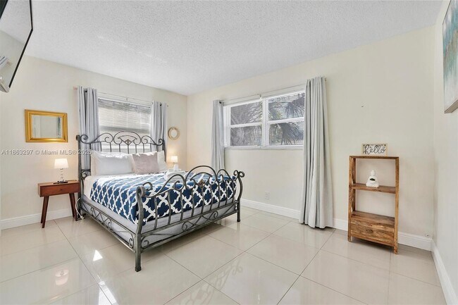 Building Photo - 5800 NE 18th Ave