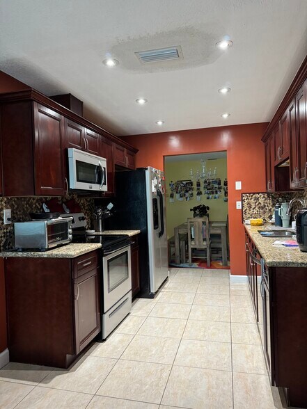 Kitchen (1) - 850 SW 50th Ter