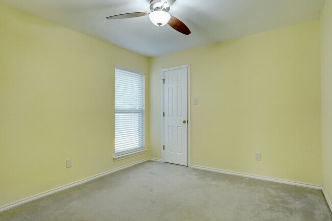 Building Photo - Beautiful Benbrook Home on Quarter Acre