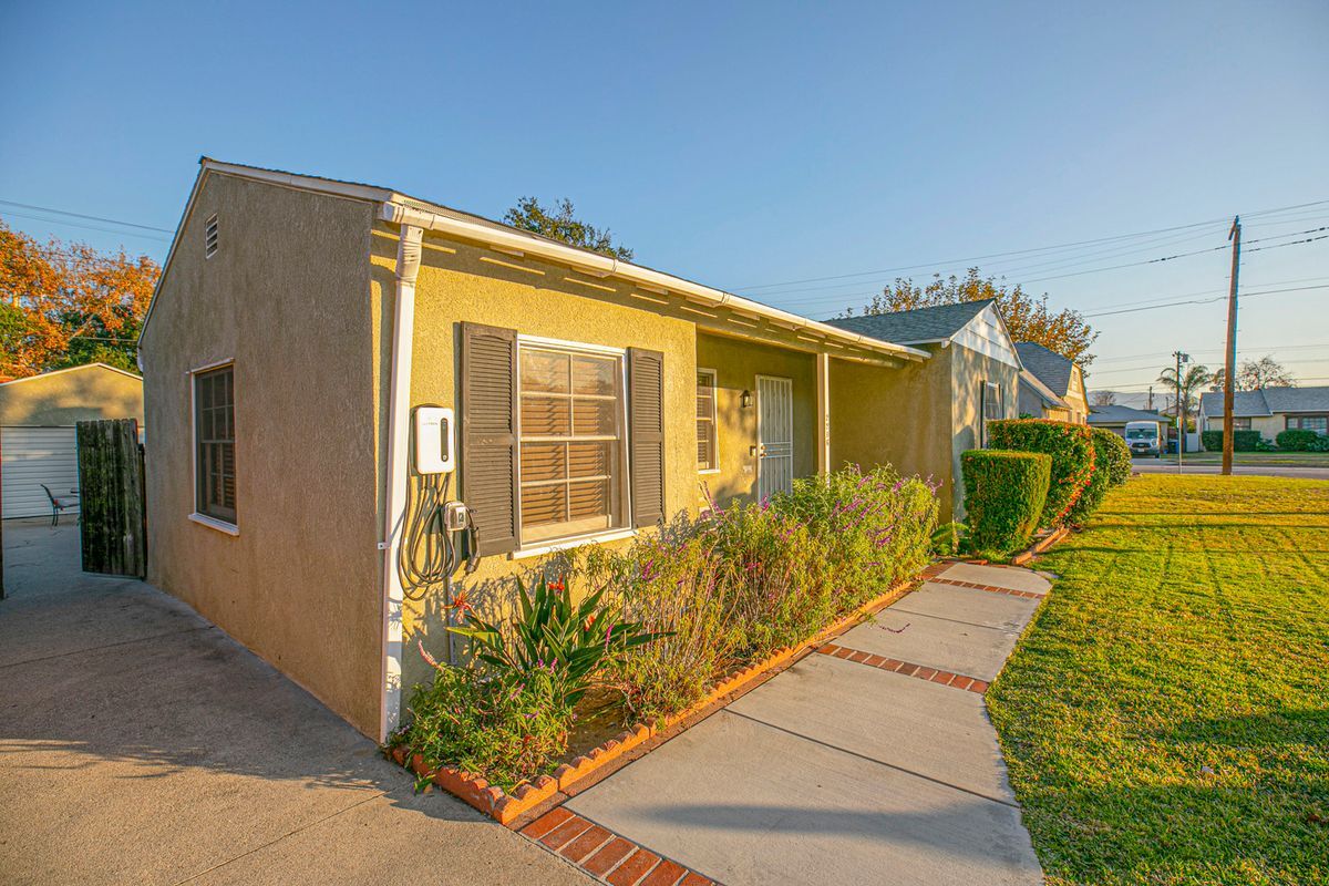 Building Photo - 2206 N Orchard Dr