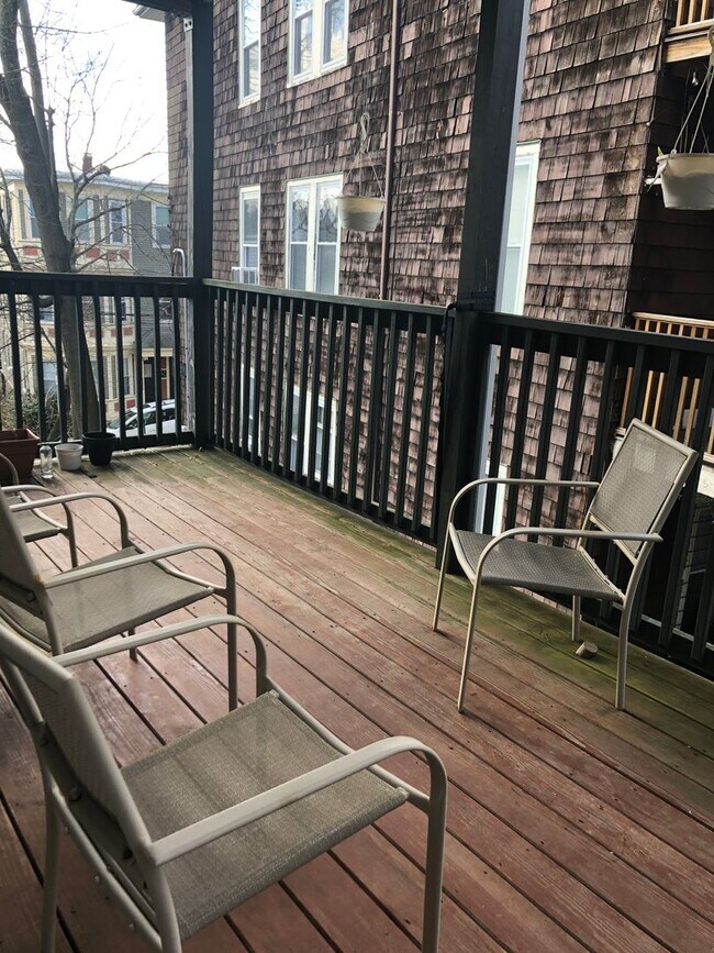Building Photo - No Brokers Fee, In-Unit Washer and Dryer, Pets- Friendly Unit, Porch, Greal Location!