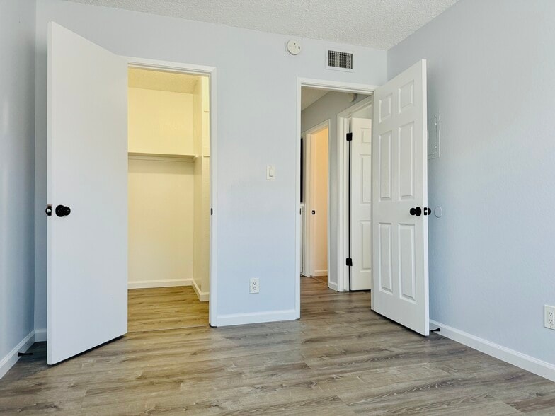 Building Photo - 4549 Greenholme Dr