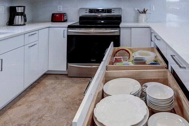 Building Photo - 2731 NE 53rd St