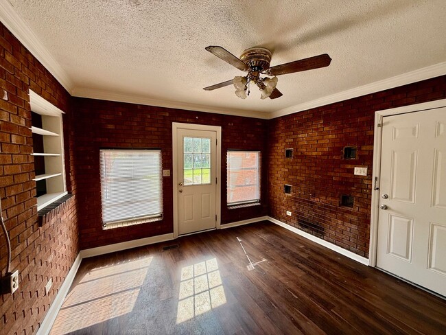 Building Photo - Four bedroom, 2 bath house in Burlington