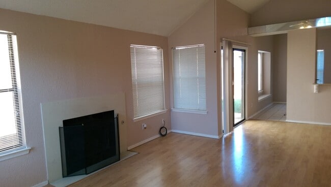 Building Photo - 3 bedroom, 2 bath 2 car garage home for re...