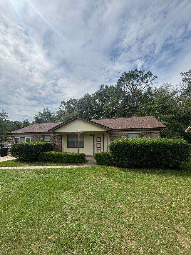 Building Photo - Spacious 3 Bedroom/2 Bath House! Great Location!
