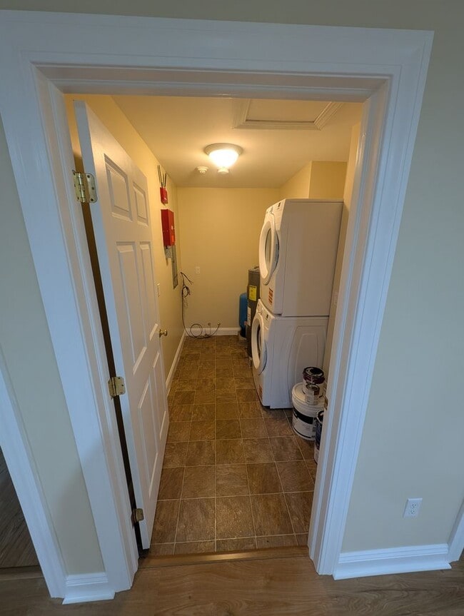 Building Photo - Gorgeous One+ bedroom in Brunswick