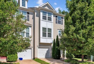 Building Photo - Pet Friendly 3 level End Unit Town Home wi...