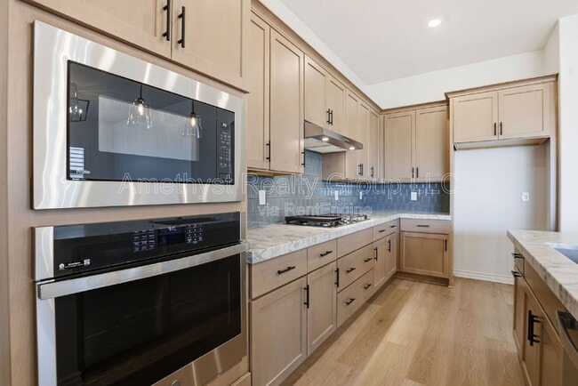 Building Photo - 15660 W Pershing St