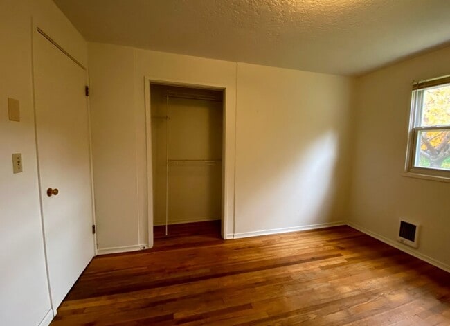 Building Photo - Adorable White Salmon Home!