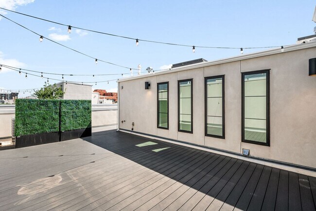 Building Photo - LUX 3BD, 5BA Modern Townhome at 9th & CO Near Congress Park