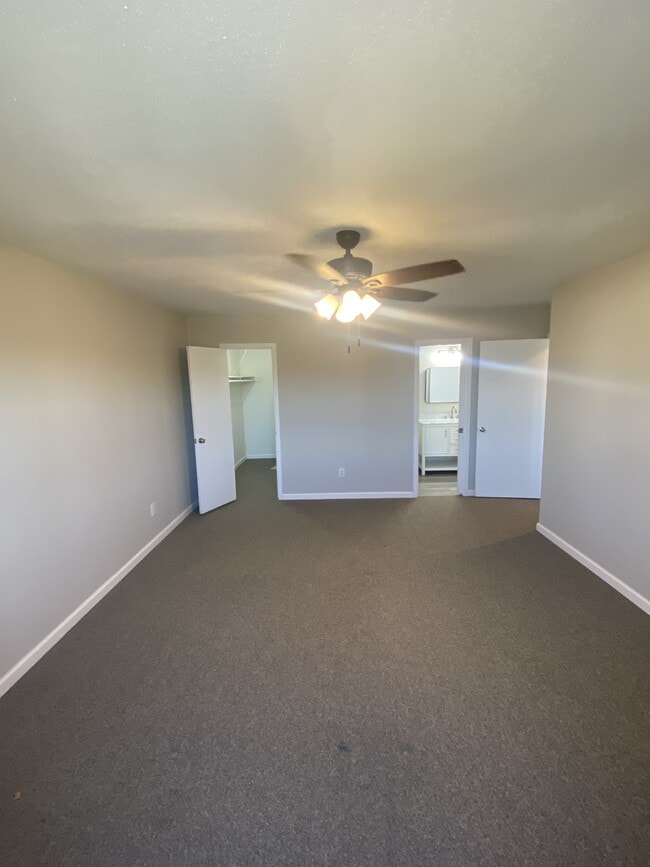 Building Photo - 992 Park Meadow Dr