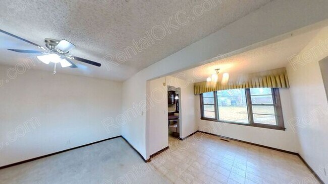 Building Photo - Large yard 3/1 just of Douglas!