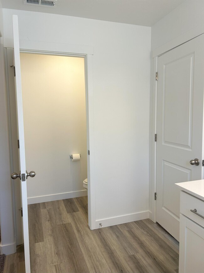 Building Photo - 613 N Pear Dr