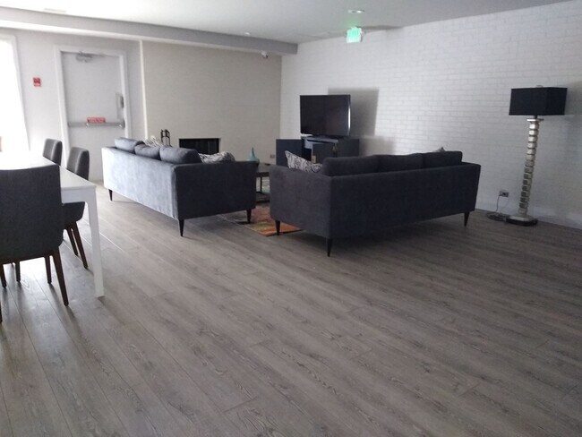 Building Photo - Amazing Penthouse 2 Bedroom 2 Bath With Mo...