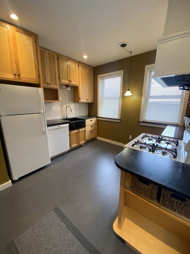 Building Photo - 125 N 9th Ave E