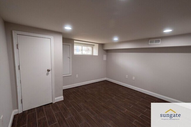 Building Photo - 442 N Linwood Ave