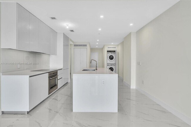 Building Photo - 700 NE 24th St