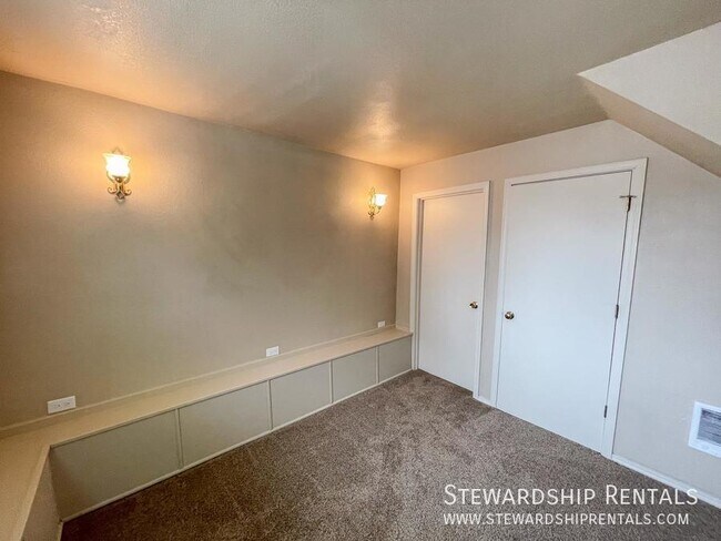 Building Photo - 1472 E 19th Ave