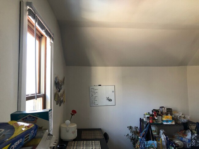 Building Photo - AVAILABLE JUNE - 2 BED 1 BATH