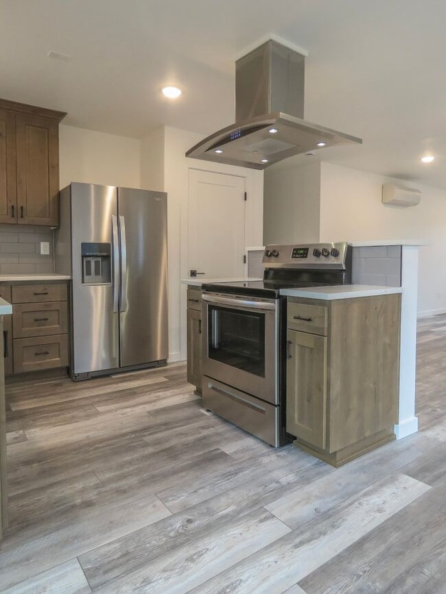 Building Photo - Newberg- 3 bedroom Duplex Available Soon - Schedule tour now !