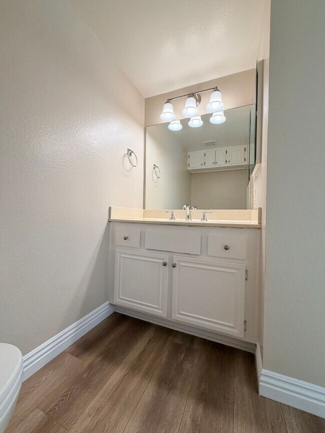 Building Photo - Beautiful End-Unit Townhome 2 bedroom and 1.5 bath