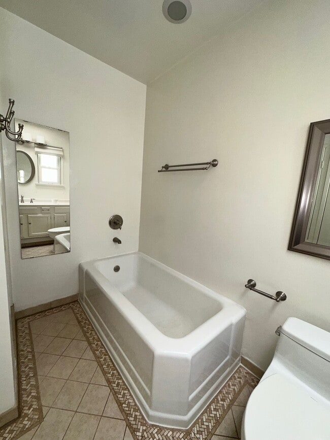 Building Photo - 8919-8921 Burton Way