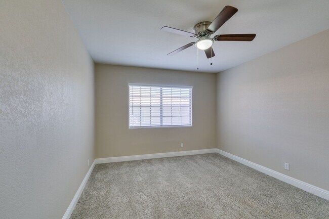 Building Photo - Stylish 2-Bedroom Townhome in Green Valley...