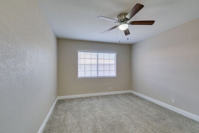 Building Photo - Stylish 2-Bedroom Townhome in Green Valley with Modern Upgrades & Prime Location!