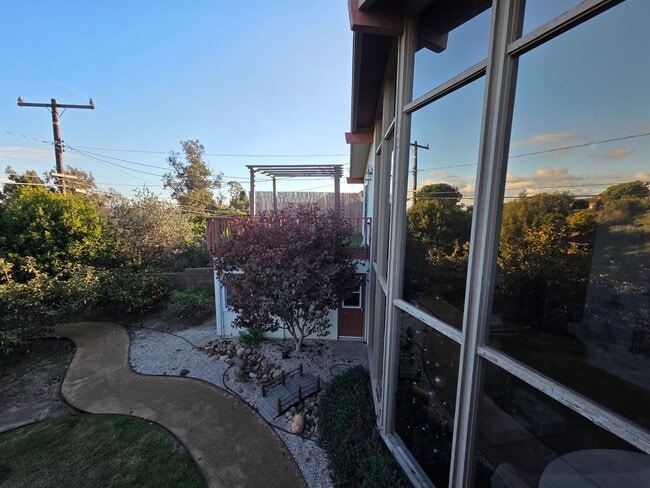 Building Photo - Wonderful Mid Century Home available for lease